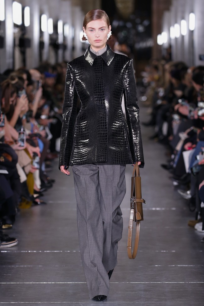 Inilah koleksi terbaru Tory Burch Fall/Winter 2024. Fashion show Tory Burch untuk koleksi fall/winter 2024 digelar di New York Public Library bersamaan dengan perayaan 20 tahun brand asal Amerika Serika ini.  Foto: Dok. Tory Burch.