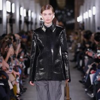 Inilah koleksi terbaru Tory Burch Fall/Winter 2024. Fashion show Tory Burch untuk koleksi fall/winter 2024 digelar di New York Public Library bersamaan dengan perayaan 20 tahun brand asal Amerika Serika ini.  Foto: Dok. Tory Burch.