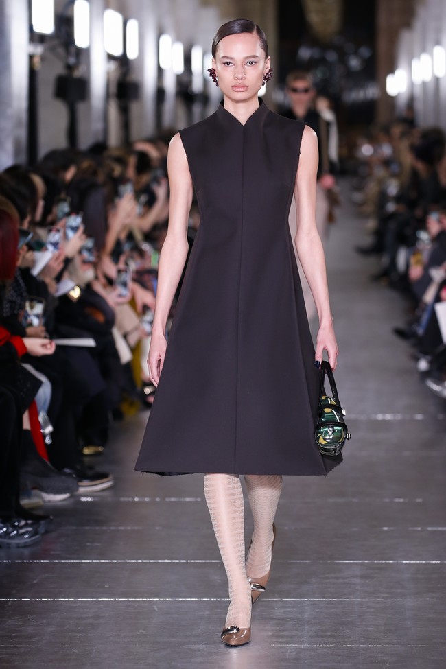 Inilah koleksi terbaru Tory Burch Fall/Winter 2024. Fashion show Tory Burch untuk koleksi fall/winter 2024 digelar di New York Public Library bersamaan dengan perayaan 20 tahun brand asal Amerika Serika ini.  Foto: Dok. Tory Burch.