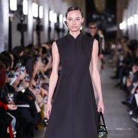 Inilah koleksi terbaru Tory Burch Fall/Winter 2024. Fashion show Tory Burch untuk koleksi fall/winter 2024 digelar di New York Public Library bersamaan dengan perayaan 20 tahun brand asal Amerika Serika ini.  Foto: Dok. Tory Burch.