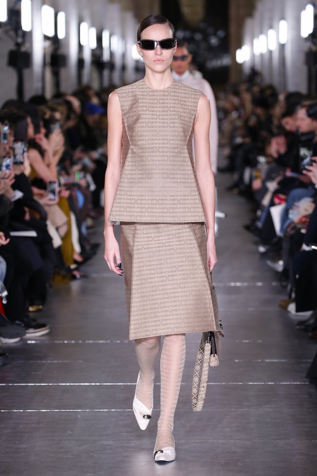 Inilah koleksi terbaru Tory Burch Fall/Winter 2024. Fashion show Tory Burch untuk koleksi fall/winter 2024 digelar di New York Public Library bersamaan dengan perayaan 20 tahun brand asal Amerika Serika ini.  Foto: Dok. Tory Burch.