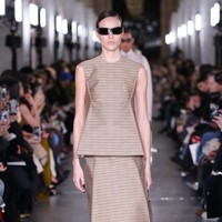 Inilah koleksi terbaru Tory Burch Fall/Winter 2024. Fashion show Tory Burch untuk koleksi fall/winter 2024 digelar di New York Public Library bersamaan dengan perayaan 20 tahun brand asal Amerika Serika ini.  Foto: Dok. Tory Burch.