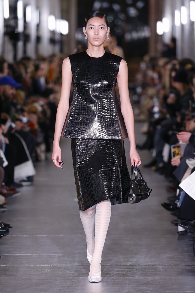 Inilah koleksi terbaru Tory Burch Fall/Winter 2024. Fashion show Tory Burch untuk koleksi fall/winter 2024 digelar di New York Public Library bersamaan dengan perayaan 20 tahun brand asal Amerika Serika ini. Foto: Dok. Tory Burch.