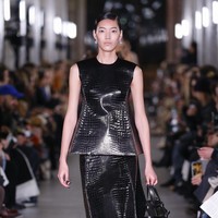 Inilah koleksi terbaru Tory Burch Fall/Winter 2024. Fashion show Tory Burch untuk koleksi fall/winter 2024 digelar di New York Public Library bersamaan dengan perayaan 20 tahun brand asal Amerika Serika ini. Foto: Dok. Tory Burch.