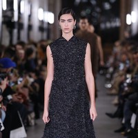 Inilah koleksi terbaru Tory Burch Fall/Winter 2024. Fashion show Tory Burch untuk koleksi fall/winter 2024 digelar di New York Public Library bersamaan dengan perayaan 20 tahun brand asal Amerika Serika ini.  Foto: Dok. Tory Burch.