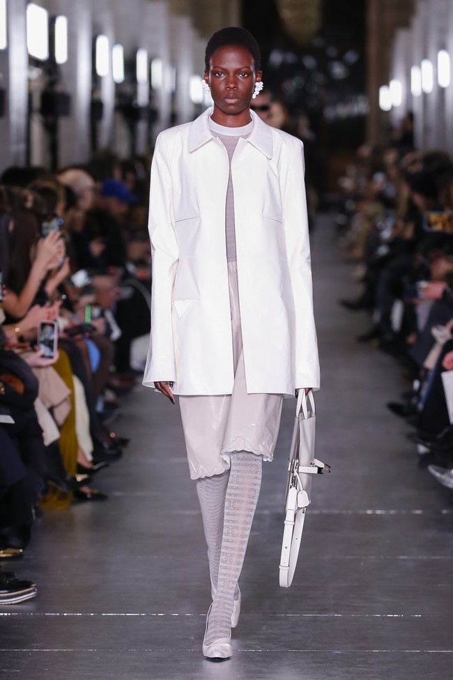 Inilah koleksi terbaru Tory Burch Fall/Winter 2024. Fashion show Tory Burch untuk koleksi fall/winter 2024 digelar di New York Public Library bersamaan dengan perayaan 20 tahun brand asal Amerika Serika ini. Foto: Dok. Tory Burch.