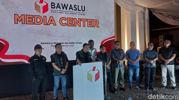 Konferensi pers Bawaslu Sulut.