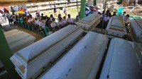 Tanah longsor melanda area pertambangan di kota pegunungan Maco di provinsi Davao de Oro pada malam tanggal 6 Februari, mengubur beberapa rumah, kendaraan, dan puluhan orang. Pemerintah setempat telah memerintahkan evakuasi wajib terhadap penduduk di lima desa terdekat, yang telah berdampak pada lebih dari 5.000 orang.  