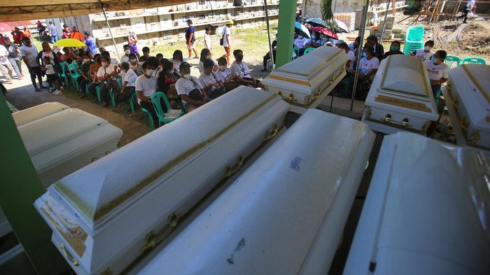 Korban Tewas Akibat Tanah Longsor di Filipina Bertambah Menjadi 85 Orang Relatives attend the mass burial of victims of the Masara landslide, at Mawab, Davao de Oro, Philippines, February 14, 2024. REUTERS/Mark Navales NO RESALES. NO ARCHIVES.