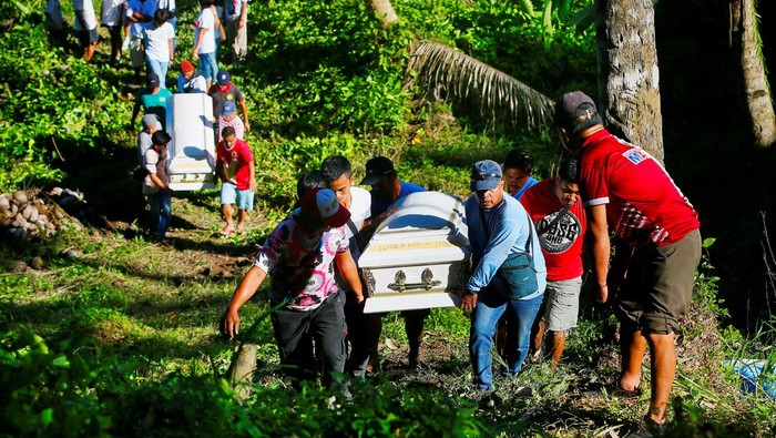 Relatives attend the mass burial of victims of the Masara landslide, at Mawab, Davao de Oro, Philippines, February 14, 2024. REUTERS/Mark Navales NO RESALES. NO ARCHIVES.