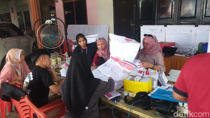 KPPS di TPS 18, Kelurahan Tidung, Makassar masih menghitung surat suara.