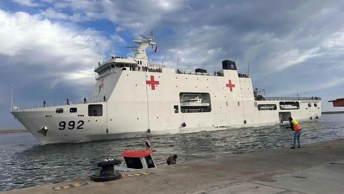 KRI dr. Radjiman Wedyodiningrat-992 (KRI RJW-992) yang membawa bantuan kemanusiaan untuk korban konflik di Gaza telah tiba di Pelabuhan El-Arish, Mesir. (dok Puspen TNI)