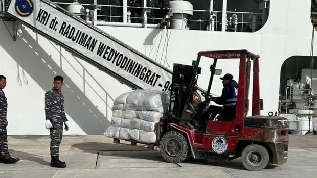 KRI dr. Radjiman Wedyodiningrat-992 (KRI RJW-992) yang membawa bantuan kemanusiaan untuk korban konflik di Gaza telah tiba di Pelabuhan El-Arish, Mesir. (dok Puspen TNI)