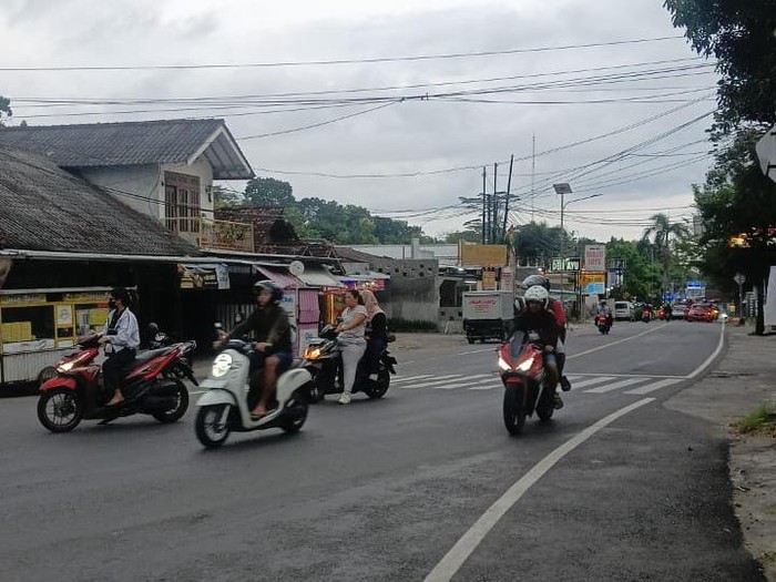 Lalu lintas di perempatan Patuk, Gunungkidul, Kamis (15/2/2024) sore.