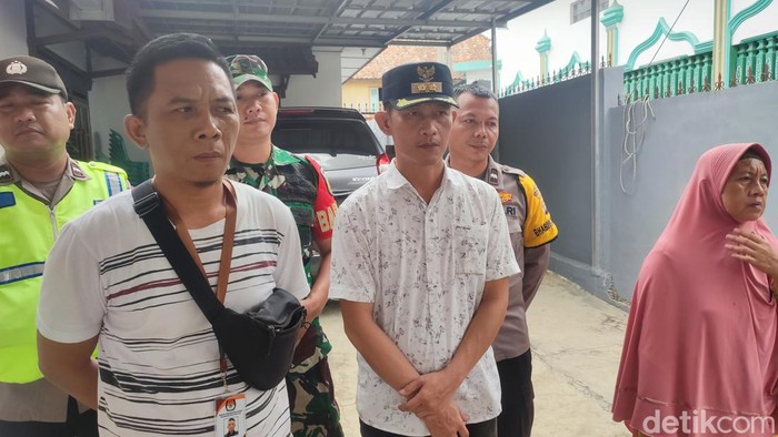 Lurah 30 Ilir Palembang (tengah bertopi) saat menjelaskan pembacokan yang dialami Ketua KPPS TPS 27.