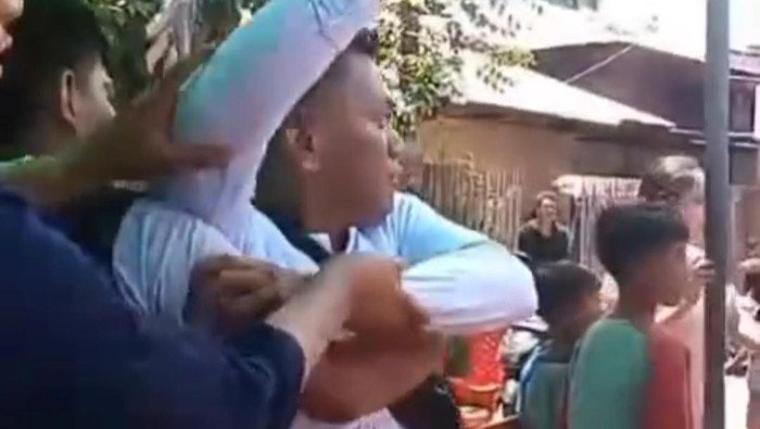 Pria bernama Yusak (56) mengamuk dan menunjuki anggota KPPS di TPS 30 Kecamatan Panakkukang, Makassar, Sulawesi Selatan (Sulsel).