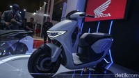Motor listrik SC e: Concept itu baru sebatas dipajang saja. Dia bersanding dengan motor listrik Honda EM1 e: yang sudah dijual di Indonesia.  