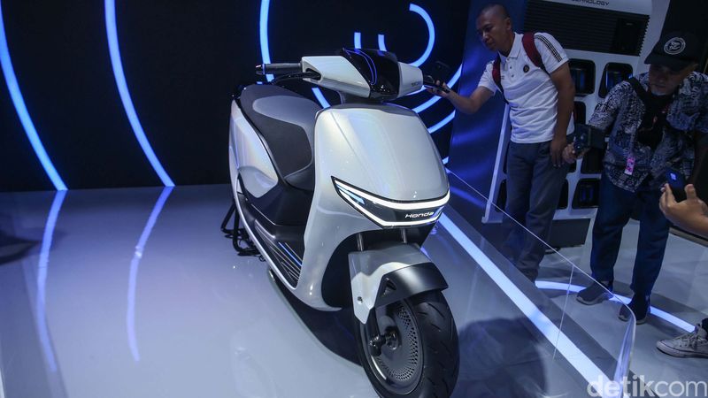 Honda menghadirkan sepeda motor listrik SC e: Concept di Indonesia International Motor Show (IIMS) 2024.