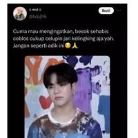 Jaehyuk Treasure saat ‘kebablasan menggunakan tinta Pemilu’. Mukanya jadi sampai sedih gitu. Foto: 1cak