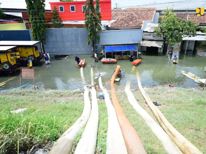 Menteri Pekerjaan Umum dan Perumahan Rakyat (PUPR) Basuki Hadimuljono meninjau penanganan banjir di Kabupaten Demak dan Kudus, Provinsi Jawa Tengah, Kamis (15/2/2024).