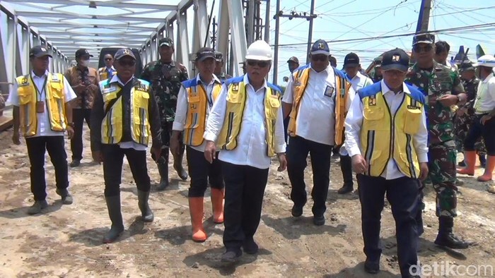 Menteri PUPR Basuki Hadimuljono saat meninjau tanggul Sungai Wulan yang jebol di Demak, Kamis (15/2/2024)