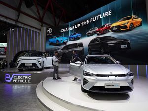 MG Bawa 2 Mobil Listrik di IIMS 2024: MPV Mewah Maxus 9 dan Station Wagon ES EV