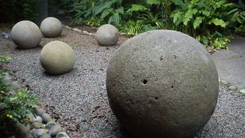 Sejak tahun 1940-an, para arkeolog telah menemukan bola batu misterius di Delta Diquis, Kosta Rika. Awalnya ditemukan selama perampokan pertanian yang dilakukan oleh United Fruit Company, benda-benda ini berukuran diameter beberapa sentimeter hingga lebih dari dua meter dan beberapa memiliki berat hingga 16 ton. Semua bola tersebut merupakan benda buatan manusia yang terbentuk dari batu beku yang dikenal sebagai granodiorit. Foto: Ranker