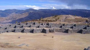 Di luar Cuzco, Peru, Anda akan menemukan benteng berdinding luar biasa yang dibangun dari batu-batu besar yang dipasang sempurna, beberapa di antaranya memiliki berat lebih dari 200 ton. Dikenal sebagai Saksaywayman, tanggal pasti pembangunannya tidak diketahui, meskipun strukturnya cukup kuno bahkan sebelum suku Inca sendiri. Foto: Ranker