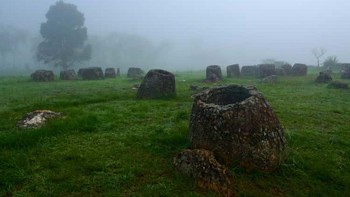Di provinsi Xieng Khuang utara, Laos, kumpulan benda aneh berbentuk lingkaran besar tersebar di pedesaan. Dipercaya berusia lebih dari 2000 tahun, tebakan terbaik mengenai fungsi silinder yang terletak di Dataran Guci ini adalah bahwa silinder tersebut mempunyai peran dalam upacara pemakaman kuno. Foto: Ranker