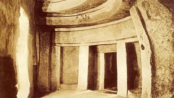 Hypogeum Sal Saflieni bahkan baru ditemukan pada tahun 1902. Mungkin awalnya merupakan tempat perlindungan dan akhirnya menjadi semacam tempat pemakaman, Hypogeum adalah satu-satunya contoh arsitektur labirin bawah tanah yang terpelihara di Eropa. Digunakan dari tahun 4000 hingga 2500 SM, struktur ini memiliki tiga tingkat yang dicat dengan desain hiasan dan arsitektur yang diukir dari batu. Aspek paling misterius dari bangunan ini adalah ruangan khusus, yang dikenal sebagai  Ruang Oracle , di mana kata-kata yang diucapkan pada volume normal diperkuat seratus kali dan terdengar di seluruh struktur. Apakah fitur desain ini disengaja dan bagaimana penggunaannya tidak diketahui. Foto: Ranker