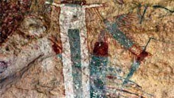 Di Lower Pecos River Canyon di barat daya Texas, lukisan batu berusia 4.000 tahun telah membingungkan para arkeolog. Dikenal sebagai Batu Dukun Putih, lukisan gua setinggi 24 kaki ini ditafsirkan sebagai gambaran pejuang dalam pertempuran serta rekreasi anggota suku yang berinteraksi dengan dunia roh setelah menggunakan peyote . Gambar kuno tersebut adalah salah satu dari banyak lukisan gua di daerah tersebut yang dikaitkan dengan suku Huichol, sekelompok pemburu-pengumpul yang menghindari kontak dengan pemukim Eropa berdasarkan habitat pegunungan Sierra Madre yang terpencil. Tidak ada yang tahu pasti apa peran lukisan-lukisan ini dalam kehidupan suku atau apa yang digambarkannya. Foto: Ranker