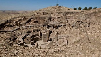 Pada tahun 2008, Klaus Schmidt menemukan sebuah situs di Turki yang diyakini sebagai kuil pertama yang pernah dibangun umat manusia. Dikenal sebagai Göbekli Tepe , struktur batu berukir besar ini berasal dari 11.000 SM dan 6.000 tahun sebelum Stonehenge. Candi ini dibangun sebelum munculnya perkakas logam atau bahkan tembikar. Foto: Ranker