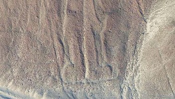 Garis Nazca yang ditemukan di dataran kering dan gurun di Peru selatan. Dikatakan diciptakan oleh budaya Nazca antara 500 SM dan 500 M, terdapat lebih dari 100 mesin terbang besar ini, yang menggambarkan segala sesuatu mulai dari garis sederhana, hingga desain rumit monyet, manusia, ikan, jaguar, dan burung. Meskipun simbol-simbolnya dapat dikenali, tujuan sebenarnya dari mesin terbang ini tidak diketahui. Ada yang mengatakan garis itu dibuat sebagai sarana untuk memberikan arahan kepada pelaut yang datang. Yang lain mengatakan mereka digunakan untuk tujuan astronomi, sebagai cara untuk memberi sinyal pada bintang. Foto: Ranker