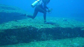 Berada di lepas pantai Yonaguni Jima adalah Atlantis milik Jepang, sebuah kota bawah laut luas yang diyakini berusia setidaknya 5.000 tahun. Pertama kali ditemukan oleh seorang penyelam pada tahun 1995, kota ini awalnya diyakini tidak lebih dari serangkaian formasi batuan alam yang aneh, yang semuanya secara misterius menampilkan sudut siku-siku dan garis lurus yang sempurna. Pencarian selanjutnya mengungkap segalanya mulai dari gerbang batu besar, tangga berukir, jalan, hingga menara kubah. Ketika para ilmuwan terus meneliti situs bawah laut tersebut, banyak yang percaya bahwa situs tersebut dapat menyimpan informasi penting tentang kota-kota bawah laut lainnya di seluruh dunia. Foto: Ranker