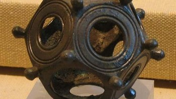 Tidak seperti banyak artefak kuno lainnya,  dodecahedron Romawi berongga memiliki 12 sisi, dengan lingkaran kecil di masing-masing sisi, dan pasak menonjol keluar dari sudut penghubungnya. Meskipun menyerupai perangkat bahari, tujuan dari dodecahedron ini tidak diketahui. Sejarawan telah menebak segalanya mulai dari peramal hingga tempat lilin. Ada yang mengatakan mereka digunakan untuk tujuan astrologi atau keagamaan . Para ahli memperkirakan bahwa bangunan tersebut berasal dari abad ke-2 dan ke-3 Masehi, dan memperkirakan bahwa bangunan tersebut digunakan untuk menabur benih musim dingin, atau bahkan untuk mengkalibrasi pipa air bagi para arsitek Romawi. Foto: Ranker