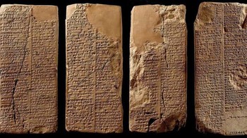 Ini daftar semua raja Sumeria, dinasti masing-masing, lokasi, dan masa kekuasaannya. Meskipun hal ini mungkin tidak tampak seperti sebuah misteri, namun apa yang tertulis bersama dengan daftar rajalah yang membuatnya begitu menarik. Ada unsur mitologis yang tertanam di dalamnya. Selain siapa yang berkuasa di Sumeria, Daftar Raja juga memuat peristiwa-peristiwa seperti Banjir Besar dan kisah Gilgamesh, kisah-kisah yang sering disebut sebagai dongeng sederhana. Para ahli teori mengartikan hal ini sebagai kisah-kisah Perjanjian Lama yang benar, atau bahwa raja-raja yang disebutkan sebenarnya adalah dewa atau setengah dewa . Foto: Ranker