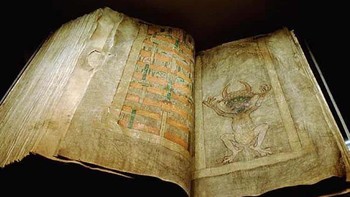 Juga disebut sebagai Codex Gigas, Devils Bible adalah buku tebal abad pertengahan yang sangat besar, ditulis pada abad ke-13 oleh seorang biarawan yang dikatakan telah membuat kesepakatan dengan Iblis untuk menyelesaikannya. Menurut legenda, biarawan tersebut dijatuhi hukuman dikurung hidup-hidup sebagai hukuman karena melanggar sumpahnya karena menjual jiwanya kepada Lucifer.  Dibuat menggunakan lebih dari 160 kulit binatang dan membutuhkan dua orang untuk mengangkatnya, Codex Gigas berisi terjemahan lengkap Alkitab dalam bahasa Latin, teks tentang pengusiran setan, dan gambaran besar tentang Iblis sendiri. Foto: Ranker