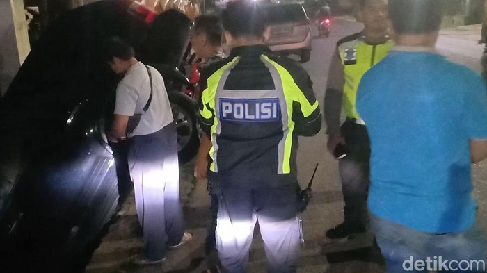 Mobil Honda MDX masuk saluran air di Jambi