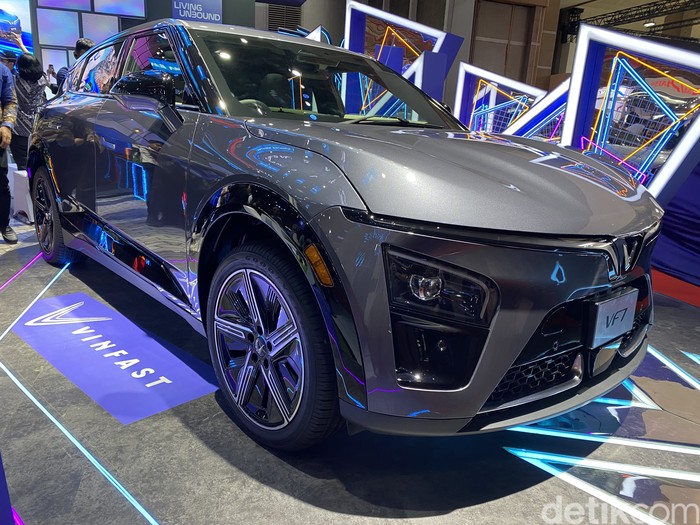Mobil listrik Vinfast meluncur di Indonesia pada ajang IIMS 2024