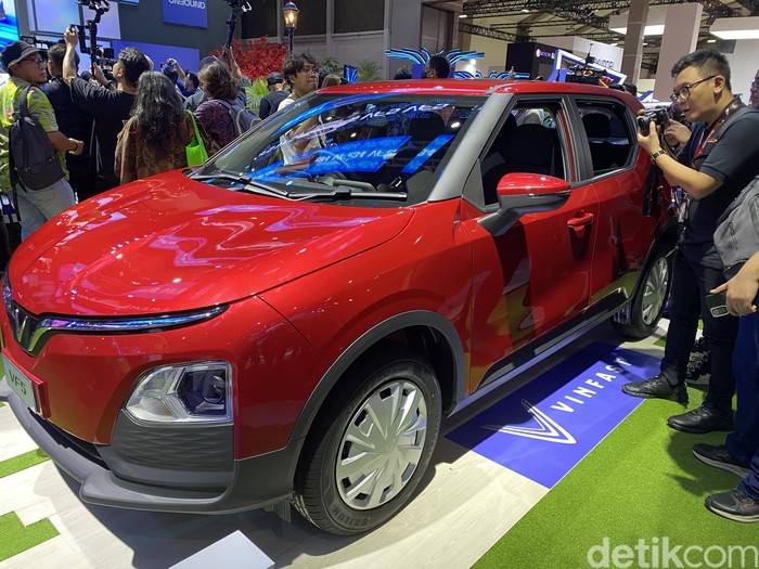 Mobil listrik Vinfast meluncur di Indonesia pada ajang IIMS 2024