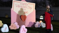 Presiden Joe Biden dan ibu negara Jill Biden melihat dekorasi Hari Valentine di Halaman Utara Gedung Putih di Washington, Rabu (14/2/2024).