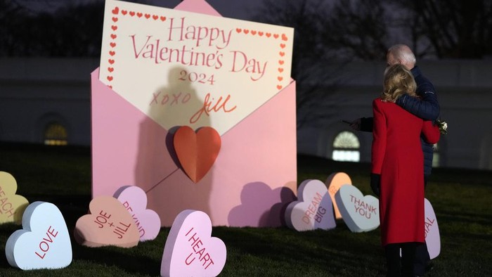 Momen Romantis Presiden AS Joe Biden dan Ibu Negara Rayakan Valentine President Joe Biden and first lady Jill Biden look at Valentine's Day decorations on the North Lawn of the White House in Washington, Wednesday, Feb. 14, 2024. (AP Photo/Mark Schiefelbein)