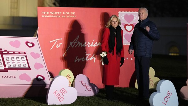 Momen Romantis Presiden AS Joe Biden dan Ibu Negara Rayakan Valentine