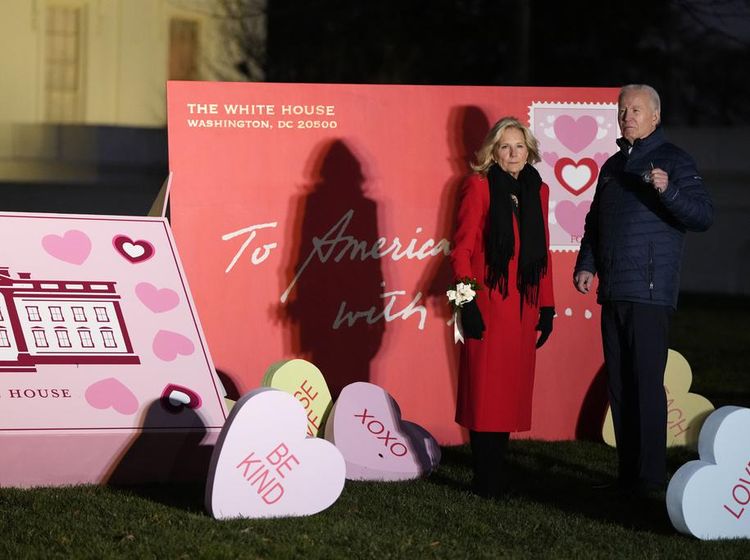 Momen Romantis Presiden AS Joe Biden dan Ibu Negara Rayakan Valentine