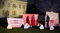 Ibu negara Jill Biden melanjutkan tradisi membuat pajangan kartu Valentine di halaman Gedung Putih.  