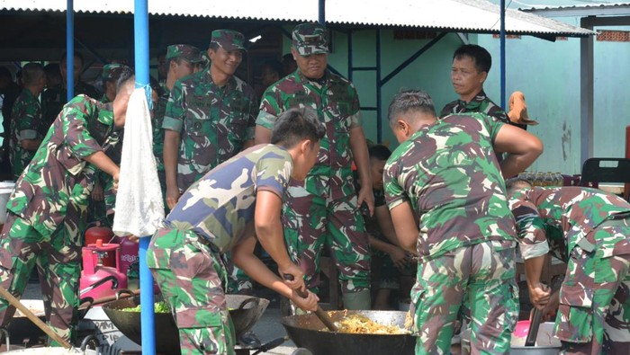 Panglima Kodam IV/Diponegoro Mayjen TNI Tandyo Budi R cek logistik di Posko TNI SMK Ganesha Gajah, Demak.
