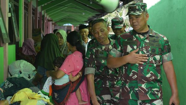 Panglima Kodam IV/Diponegoro Mayjen TNI Tandyo Budi R cek logistik di Posko TNI SMK Ganesha Gajah, Demak.