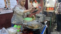 Harga yang ditawarkan pun terbilang terjangkau. Rata-rata untuk satu porsinya dibanderol sekitar Rp 10.000. Tak heran jika lapak jajanan di sini selalu ramai. Foto: detikcom