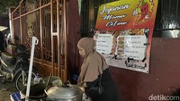 Neli, selaku pemilik lapak jajanan mengatakan bahwa ia baru setahun berjualan di depan SD. Foto: detikcom