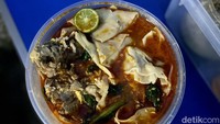 Menu pangsit goreng jadi salah satu andalan di sini. Seporsinya dibanderol Rp 10.000. Meski terjangkau, tetapi isiannya royal dan rasanya pun enak. Foto: detikcom